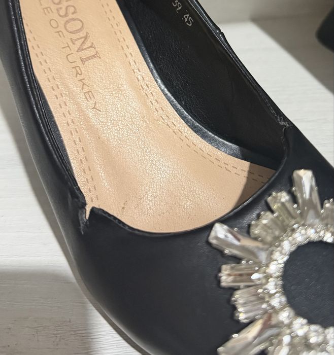 Шикарные туфли на каблуках новые