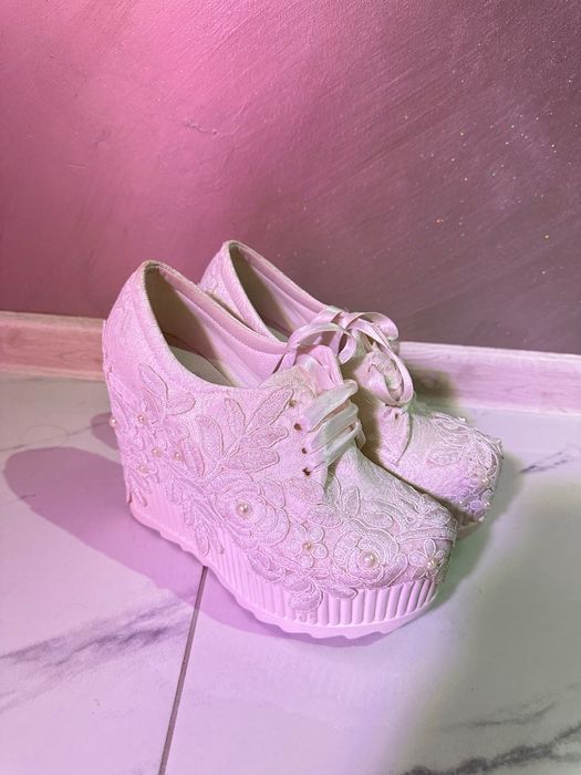 Сватбени обувки с дантела