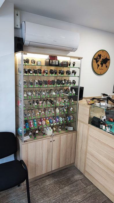 Владислав Ангелов 
                 ЧАСОВНИКАР