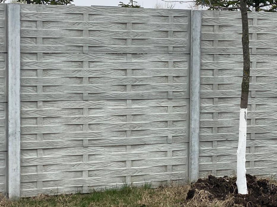 Gard beton din placi si stalpi