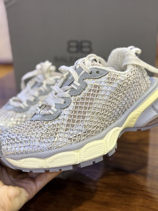 Срочно продам женские кроссовки