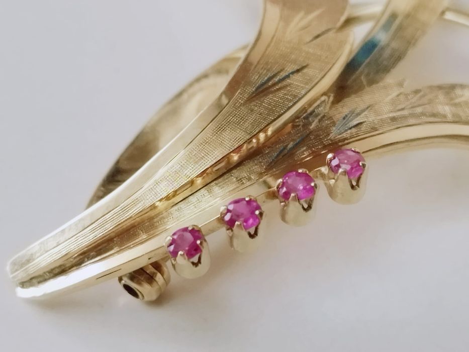 Veche brose din aur de 14k 585, cu pietre rosii (rubine), copii