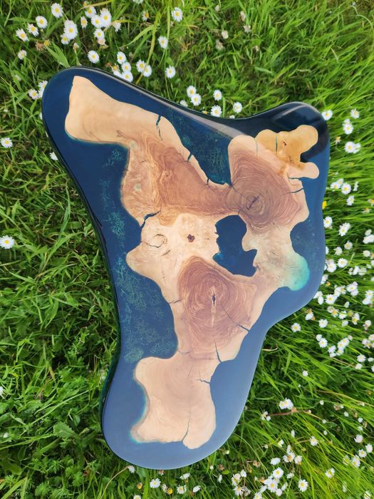 Маса от епоксидна смола и дърво