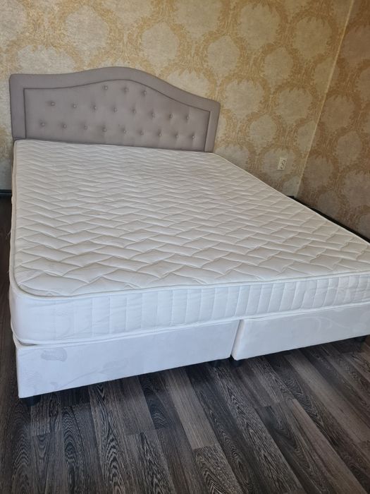 Спалня с матрак френски тип