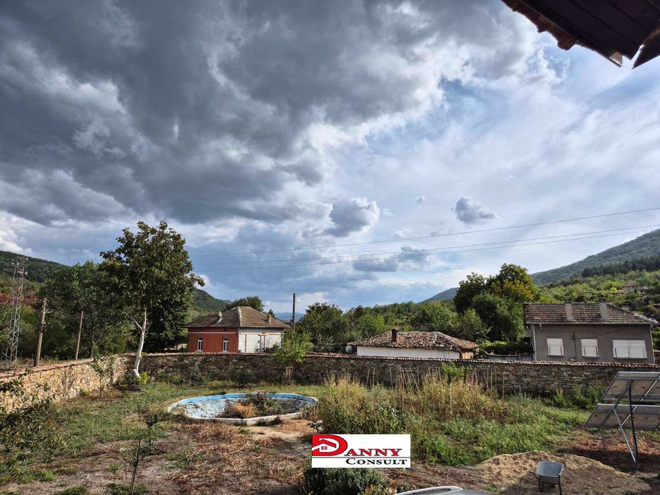 Двуетажна къща с двор и соларна система в с. Кесарево