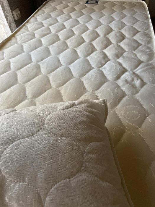 Матрас беспружинный в отличном состоянии.