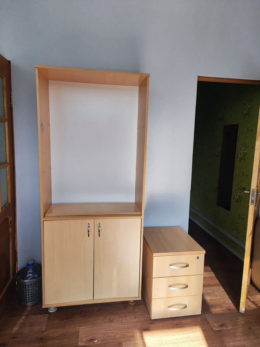 Стол,шкаф и две тумбочки
