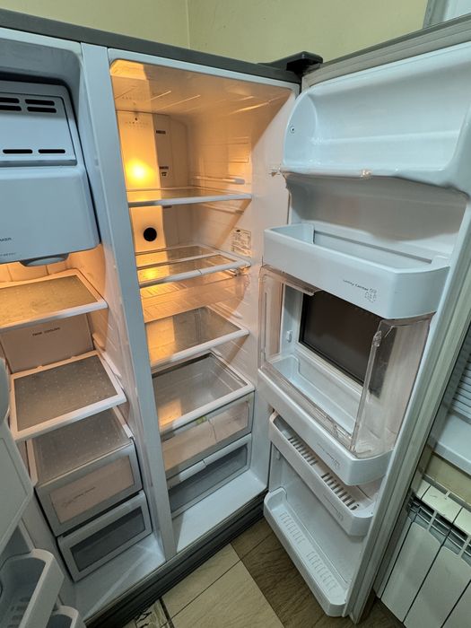 Холодильник Samsung Side-by-Side — отличное состояние.