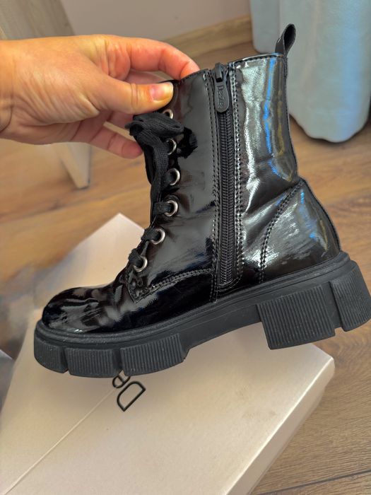 Лакирани ботушки за момиче