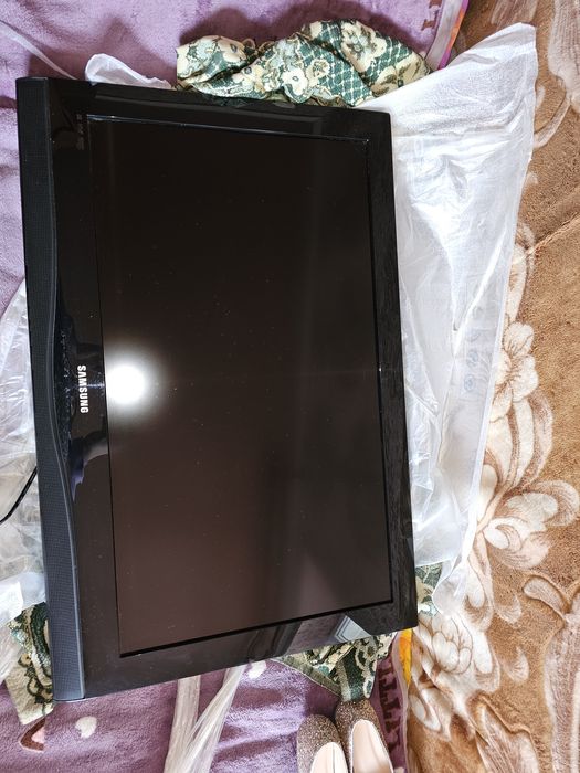 Продам телевизор 82 см