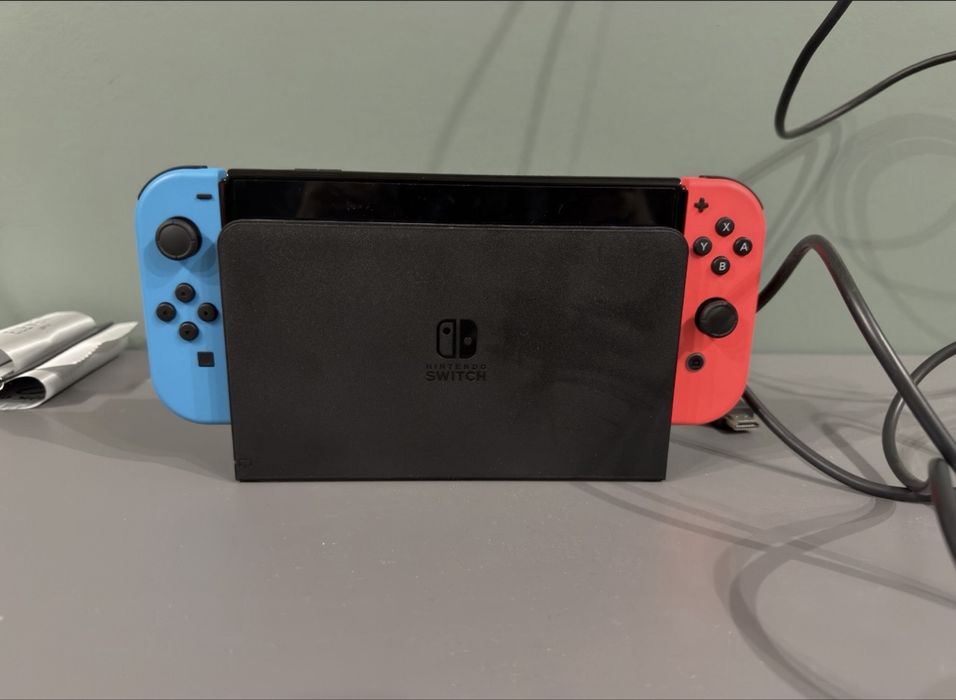 Продам Nintendo switch в отличном состояние