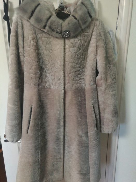 Продам женскую мутоновую шубу