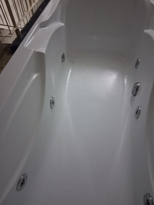 Cada cu hidromasaj in stare perfecta ,ca noua