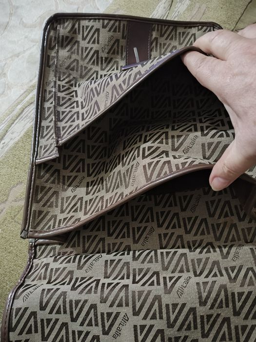 Vand servieta italiana, textil rezistent, noua, fara urme de uzura.ur