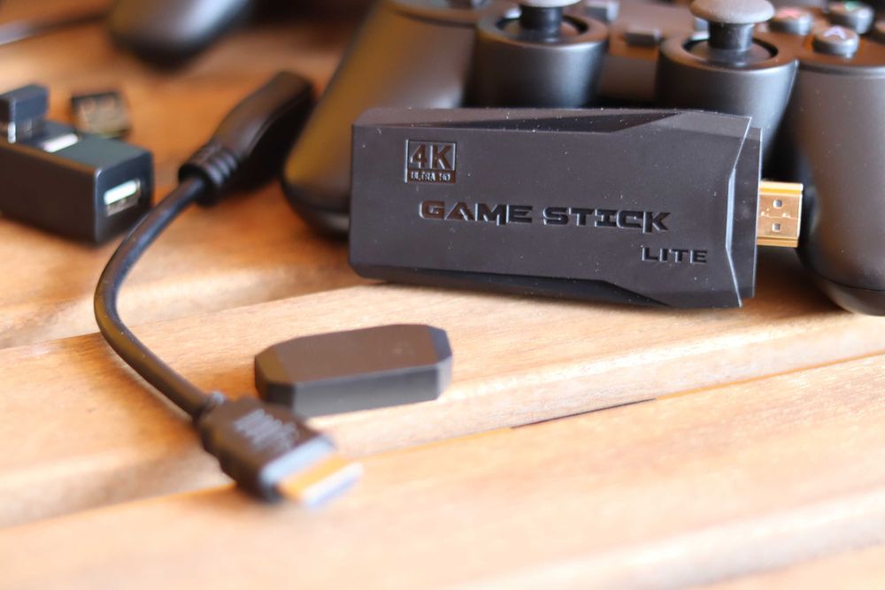 Ретро конзола Game Stick Lite 4K – с 4 безжични контролера и 500+ игри