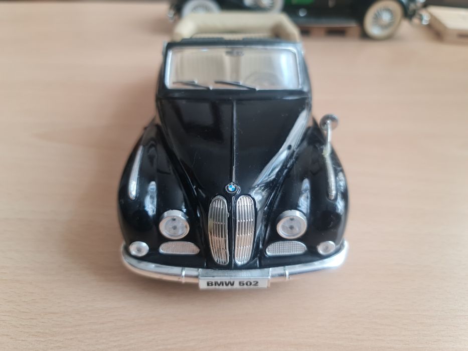 Vand macheta scara 1/18 BMW 502 producator Maisto