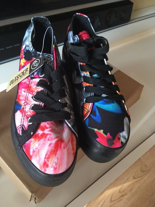 Шарени кецове на платформа