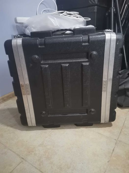 Продавам стабилизатор 7500W и кейс за стъпало.