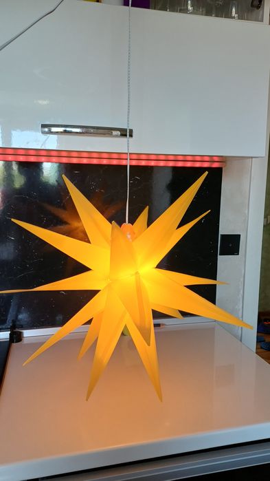 Плюшени играчки и коледна лампа