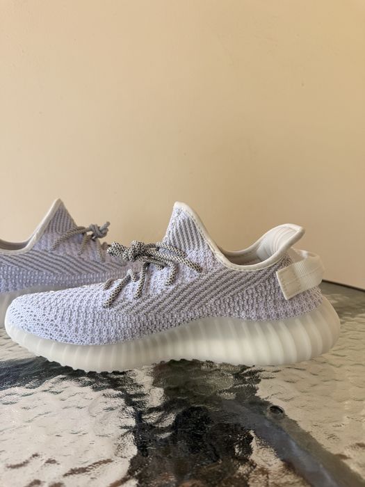 Yeezy 350 noi cu etichete