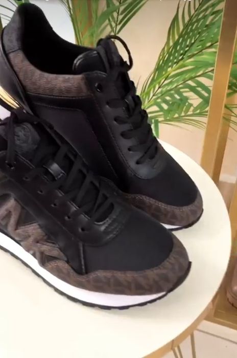 Продам кроссовки Mk оригинал