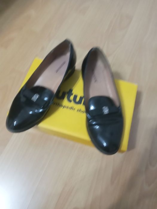 Продам туфли на девочку размер 38