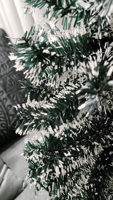 Ёлочку новогоднюю продаю