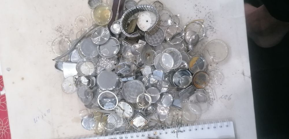 Ретро стари позлатени часовници-машини