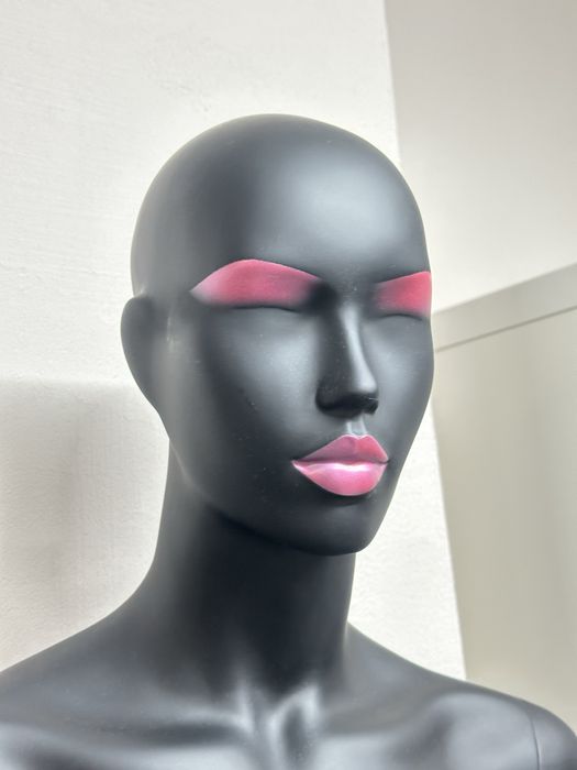 Манекен чисно нов