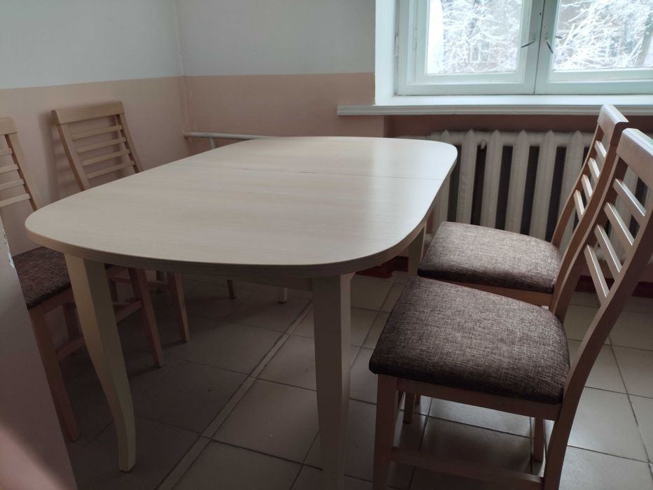 Стол обеденный с 4 стульями