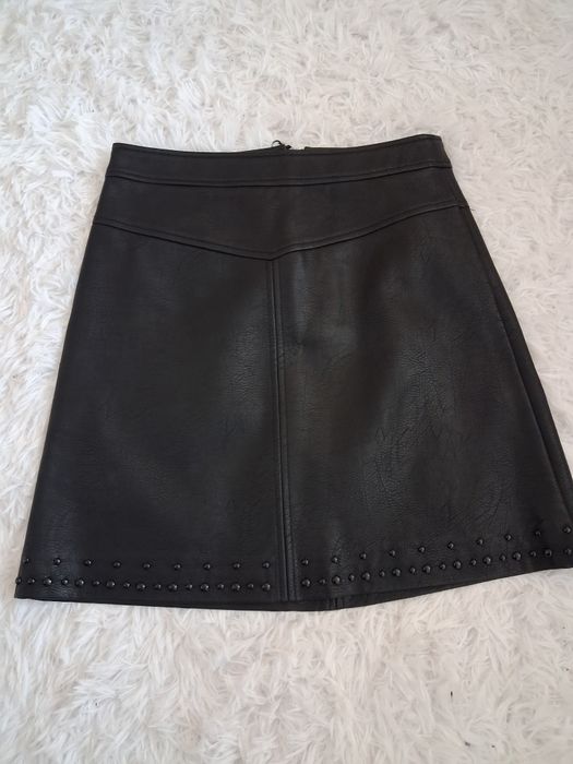 Две кожени поли.