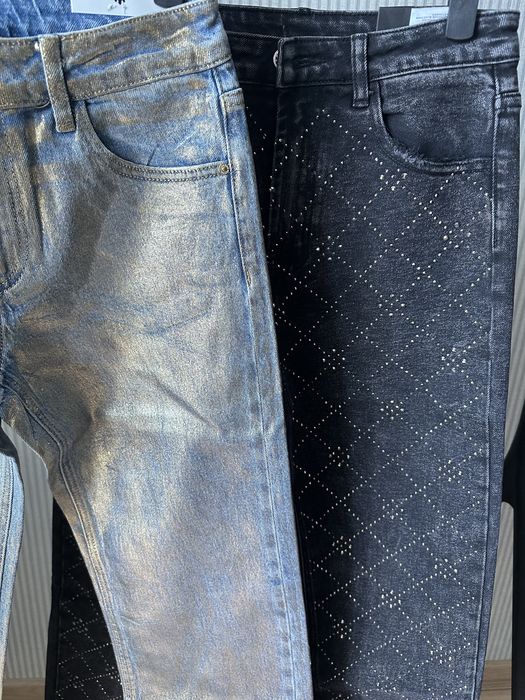 Джинсы с напылением, со стразами