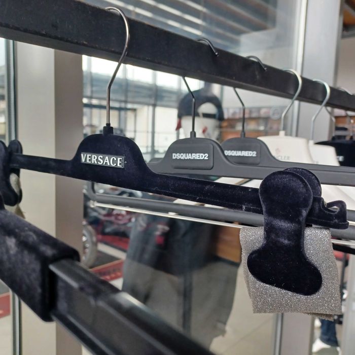 Маркови закачалки за дрехи.