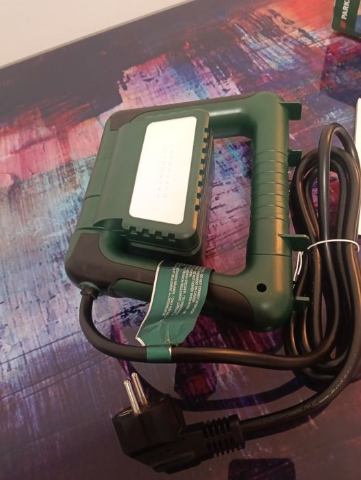 Lampa de lucru cu led și priza parkside