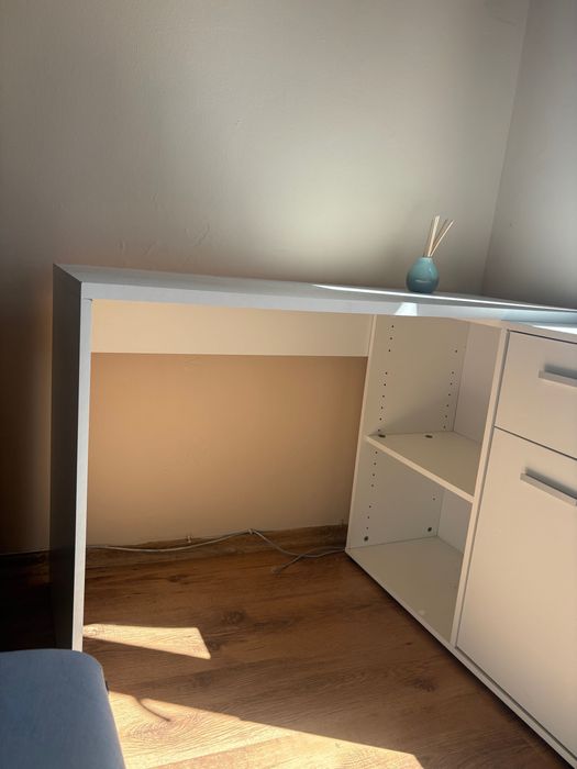 Бяло ъглово бюро