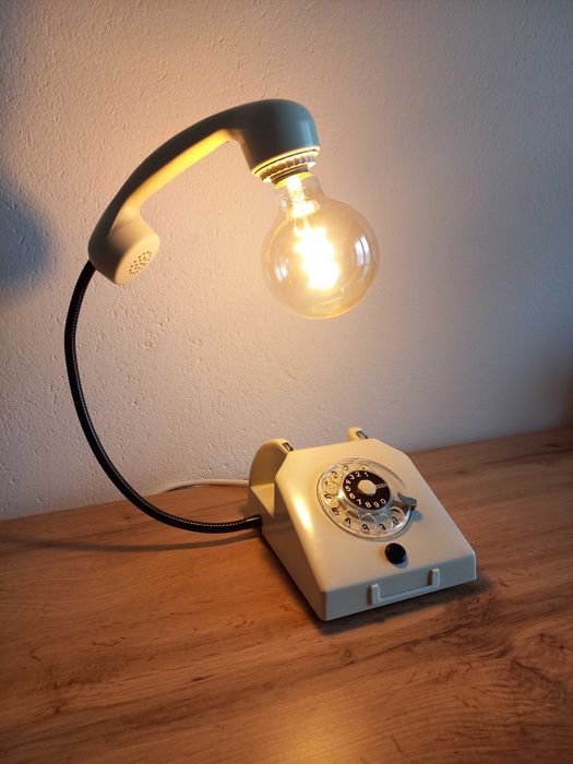 Стилна нощна лампа от ретро телефон