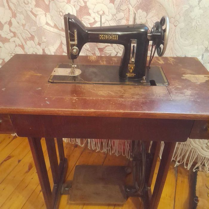 Старинная немецкая швейная машинка Knox