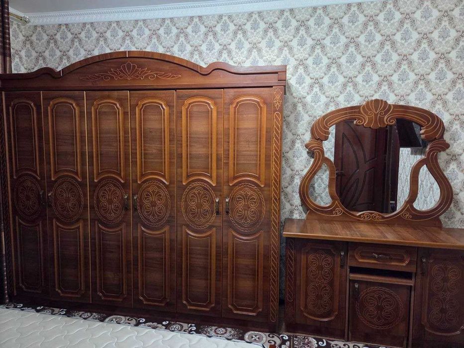 Спални мебел (гарнитур) сотилади