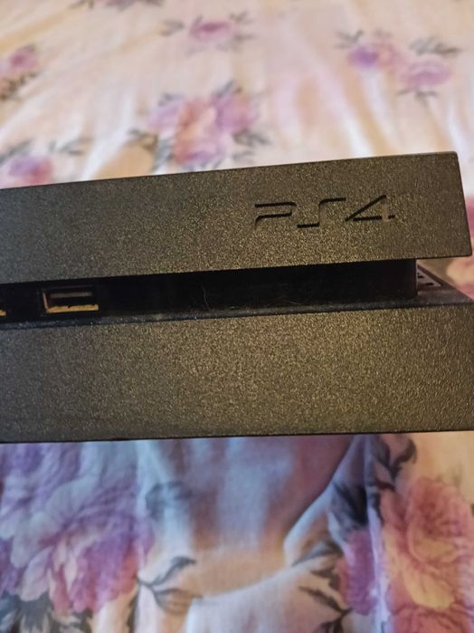 vand PS 4 2 jocuri și 2 manete