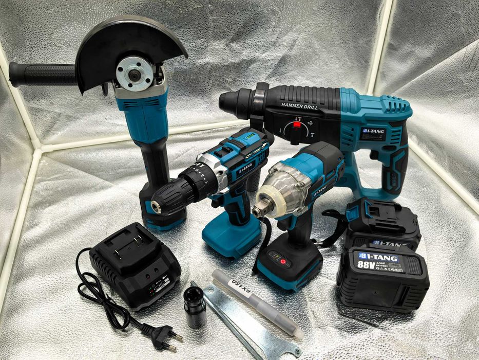 Set scule 4 in 1 pe acumulator 699 lei