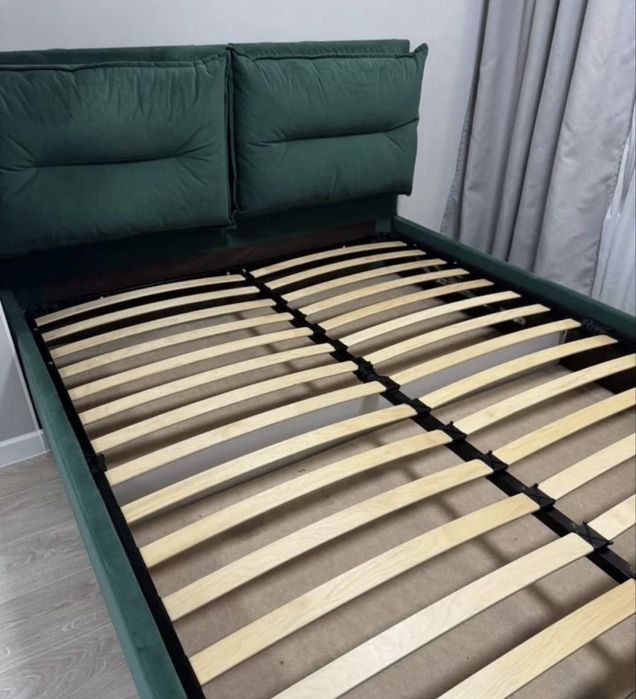 Кровать двуспальная с матрасом