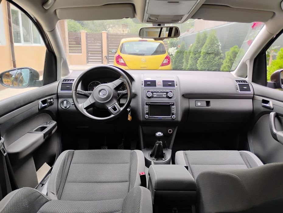 VOLKSWAGEN Touran 2011 — imagine 4