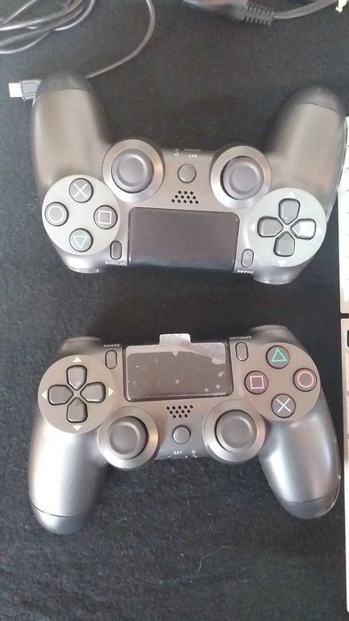 Play Station 4 cu doua controller