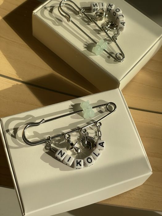 Безопасна игла/ брошка с име на бебе или дете