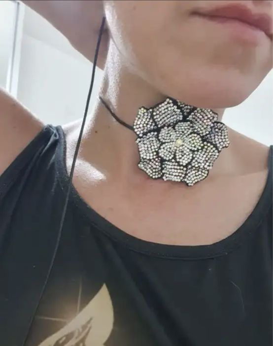 Чокер с цветочным декором из страз