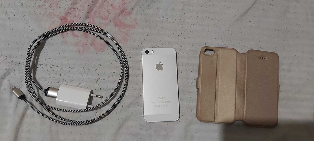 Продавам телефон айфон 5 s с калъф и зарядно