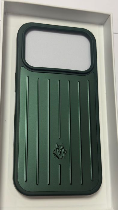 RIMOWA Aluminium Case за iPhone 17 Pro / Pro Max - Нов