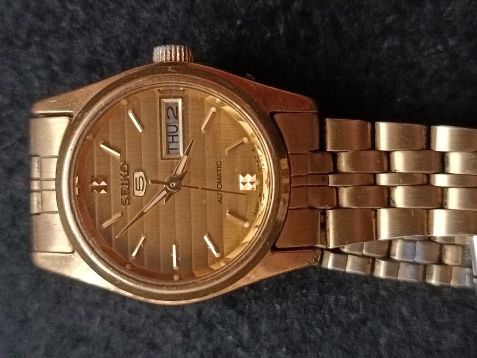 Дамски часовници Seiko -два броя