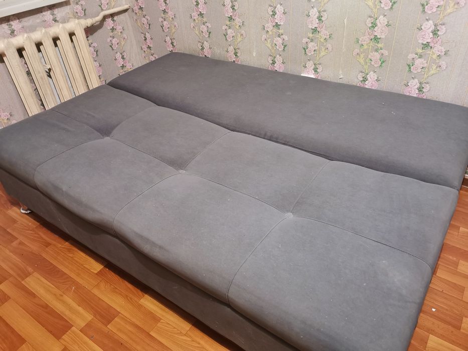 Продам диван.  синий в хорошем состоянии