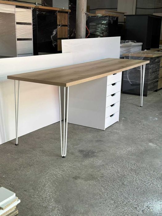 Столы двухтумбовые.